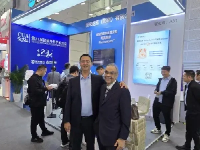 Pnn Medical representatives at the CUA 2024 exhibition booth in China, Cheng Li booth with Memokath display